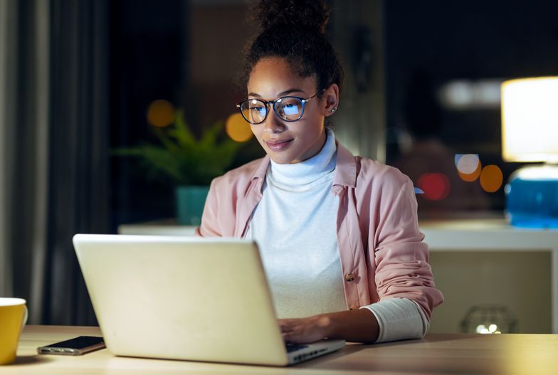 Shot,Of,Pretty,Happy,Young,Entrepreneur,Woman,Working,With,Laptop