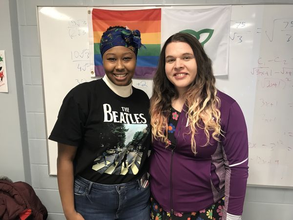 Kelia Wane, coprésidente du Regroupement étudiant franco-ontarien et l’auteure, militante transgenre, Sophie Labelle.