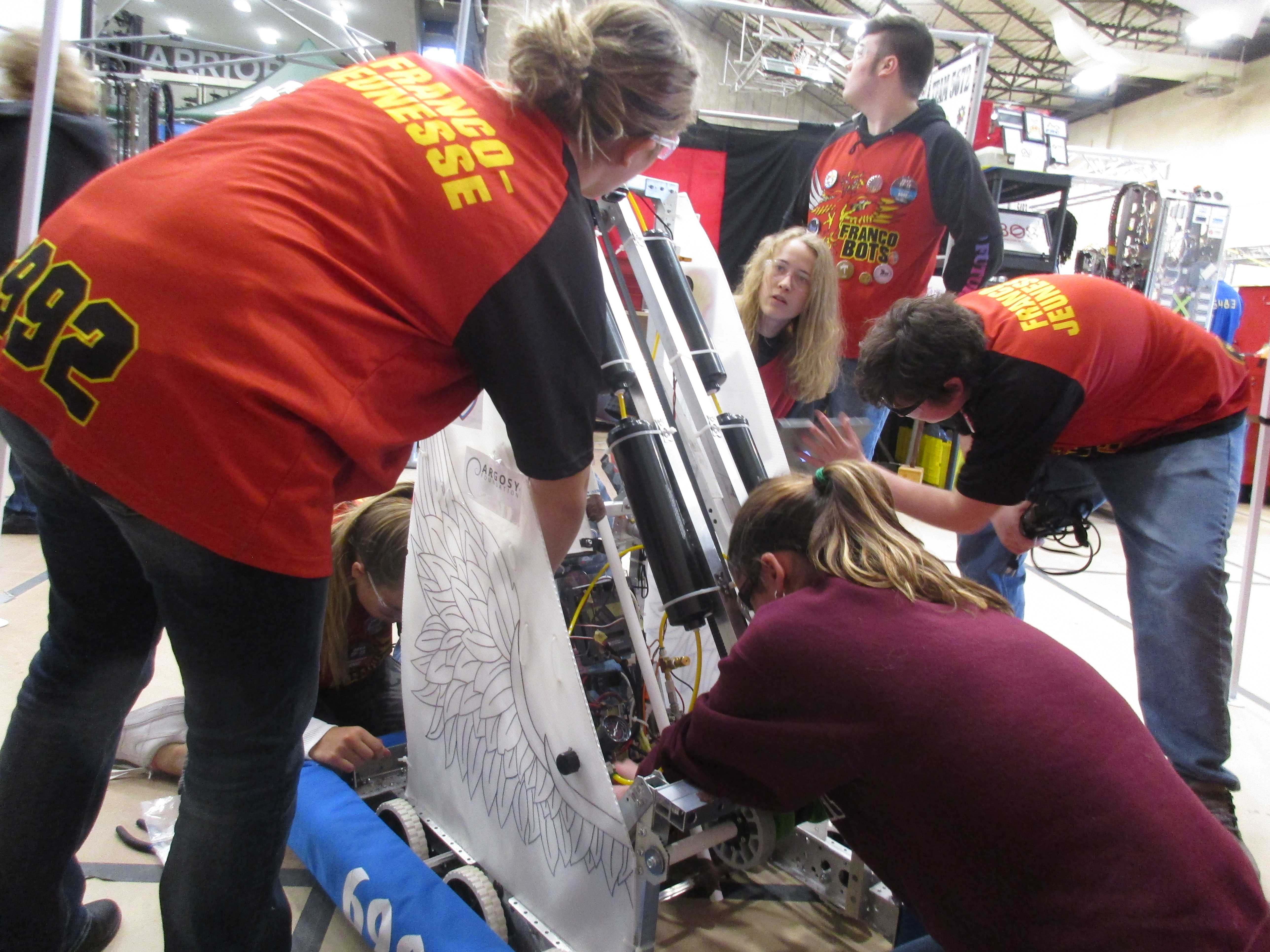 L’École secondaire Franco-jeunesse de Sarnia a remporté le prix de Design et d’imagerie pour la fière allure de son robot. 